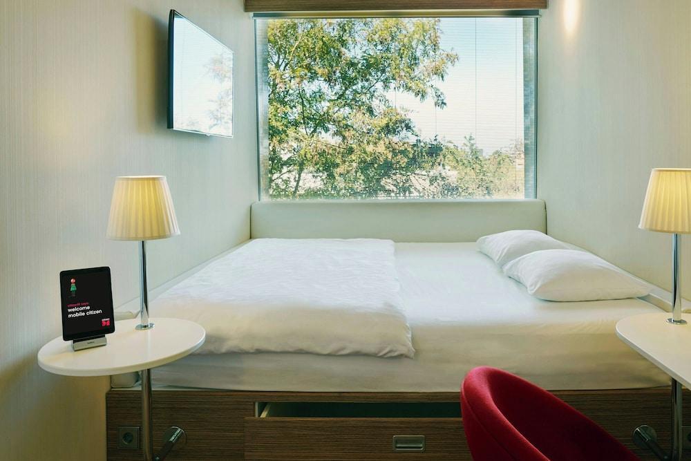 citizenM Amsterdam South Room Type - Room, 1 King Bed