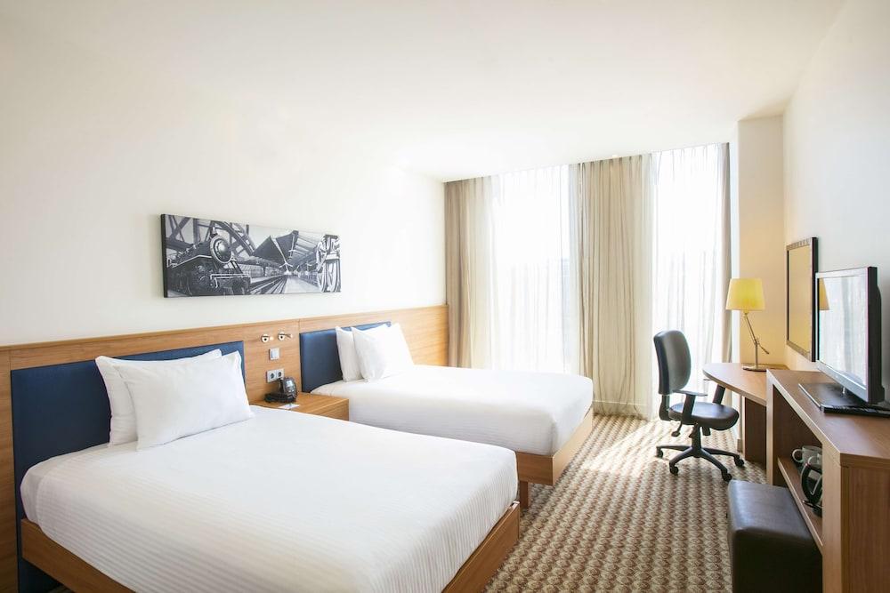 Hampton by Hilton Amsterdam / Arena Boulevard Room Type - Room, 2 Queen Beds