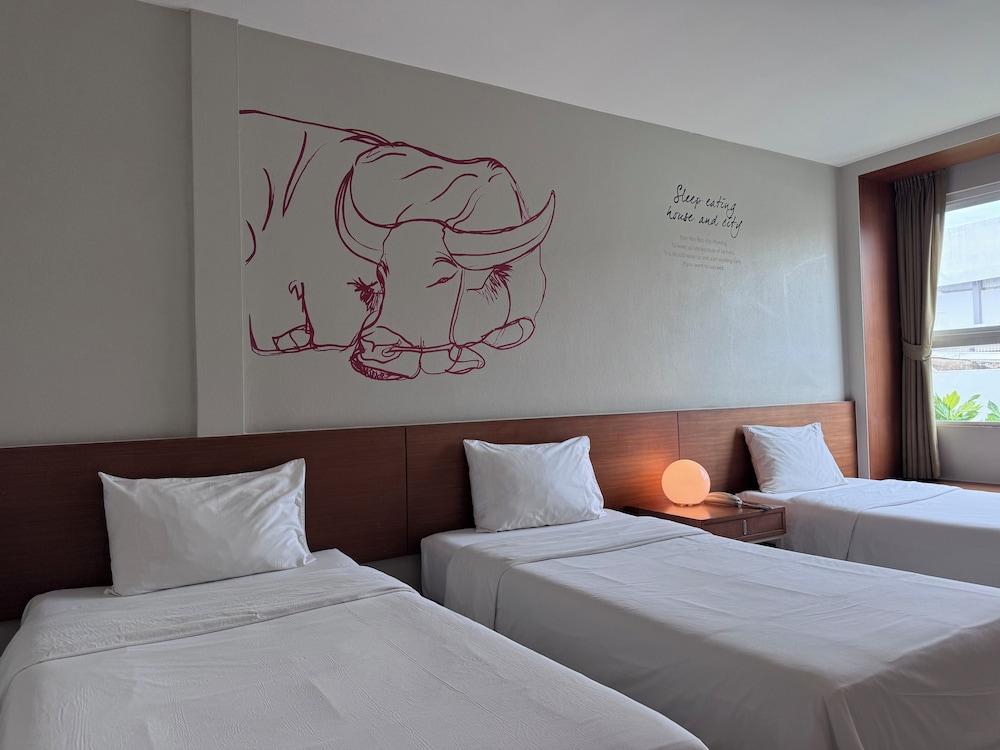 CHERN Bangkok Room Type - Standard Triple Room