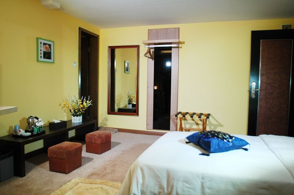 Home Club Hotel Shimao Branch - Tap to explore photos