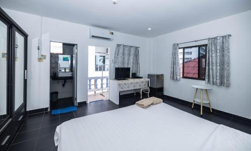 Belle Cose Guest House Phuket Room Type - Queen Room with Balcony Belle Cose Guest House Phuket Room Type - Queen Room with Balcony