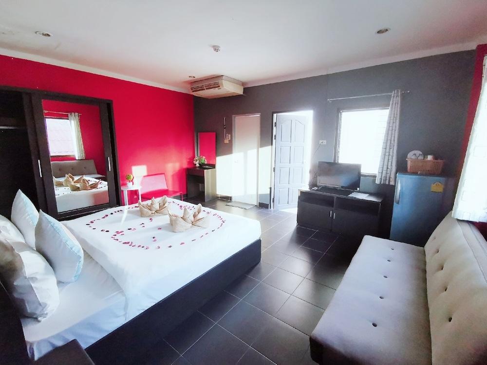 Belle Cose Guest House Phuket - Tap to explore photos