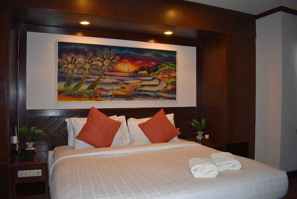 Karon Café Inn Room Type - Deluxe Room