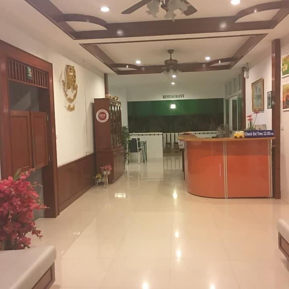 Phuket Airport Sonwa Resort - Tap to explore photos