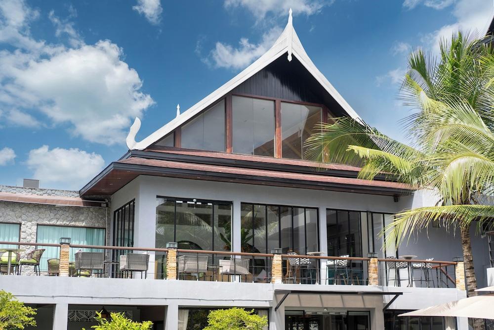 Howard Johnson by Wyndham Phuket Naiyang - Tap to explore photos