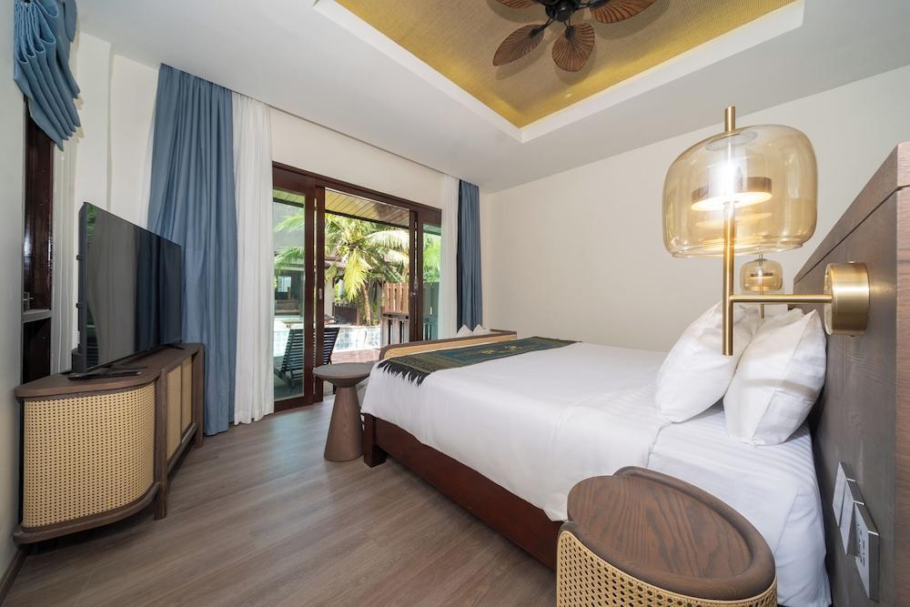 Howard Johnson by Wyndham Phuket Naiyang Room Type - Villa, 1 King Bed, Non Smoking, Pool Access (Bathtub)
