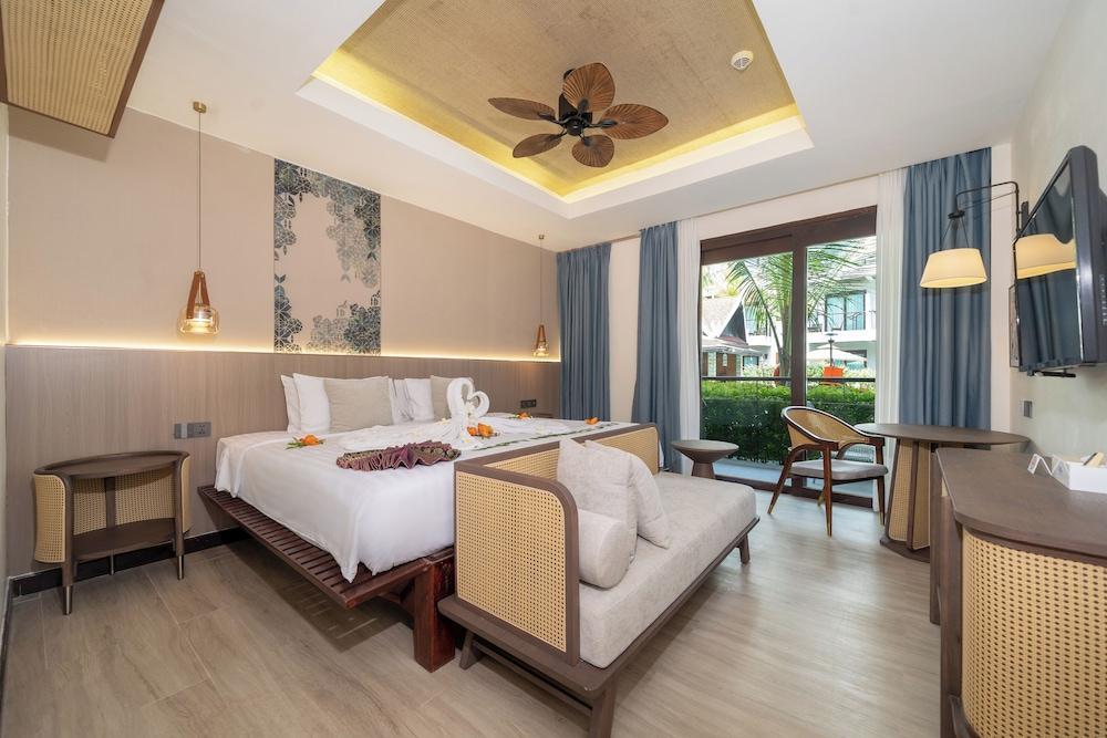 Howard Johnson by Wyndham Phuket Naiyang Room Type - 1 King Bed, Premier Pool View, Non-Smoking