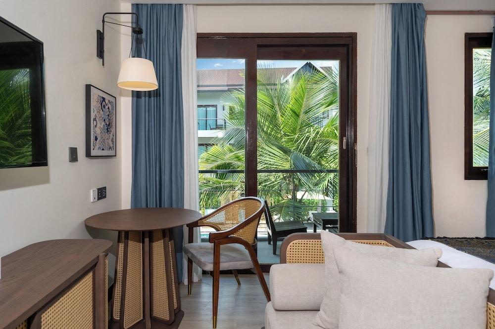Howard Johnson by Wyndham Phuket Naiyang Room Type - Deluxe Room, 1 King Bed, Non Smoking, Pool View