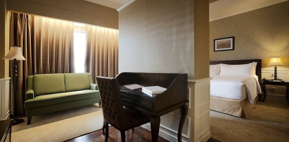 Royal Kuningan Hotel Room Type - Premier Room Breakfast