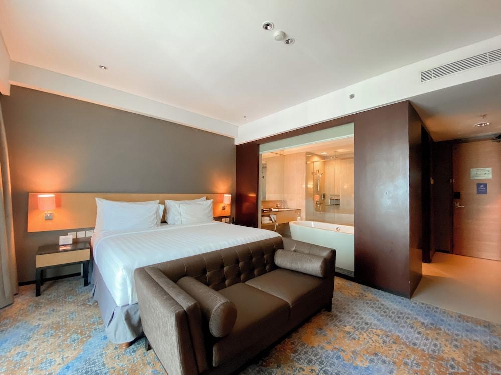 JS Luwansa Hotel and Convention Center Room Type - Club Room, 1 King Bed (Ambassador)
