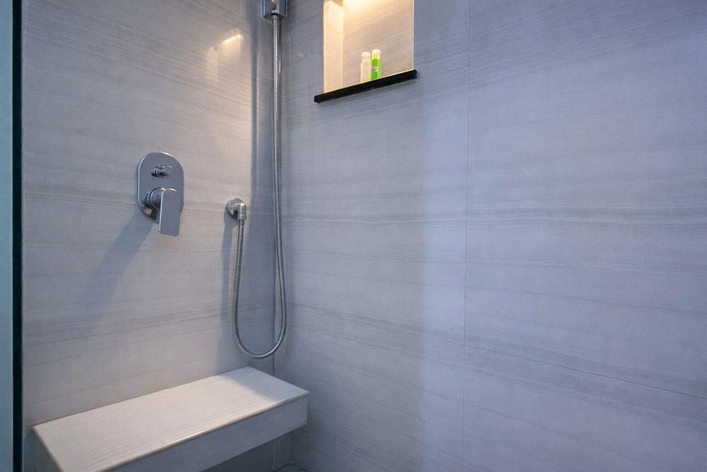 Smart Hotel Thamrin Jakarta - Tap to explore photos