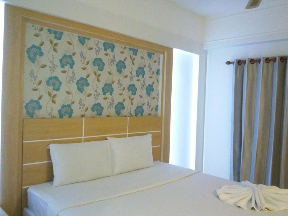 The Greenery Hotel Room Type - Double Room, 1 King Bed, City View