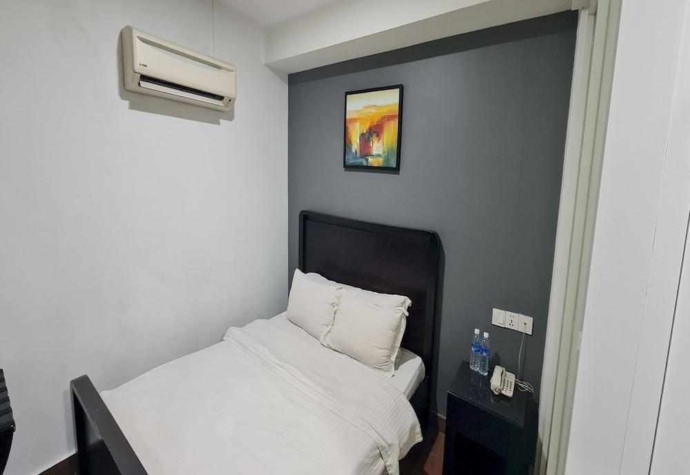 Hotel O Crossroads Hotel Room Type - Standard Double Room, 1 Queen Bed