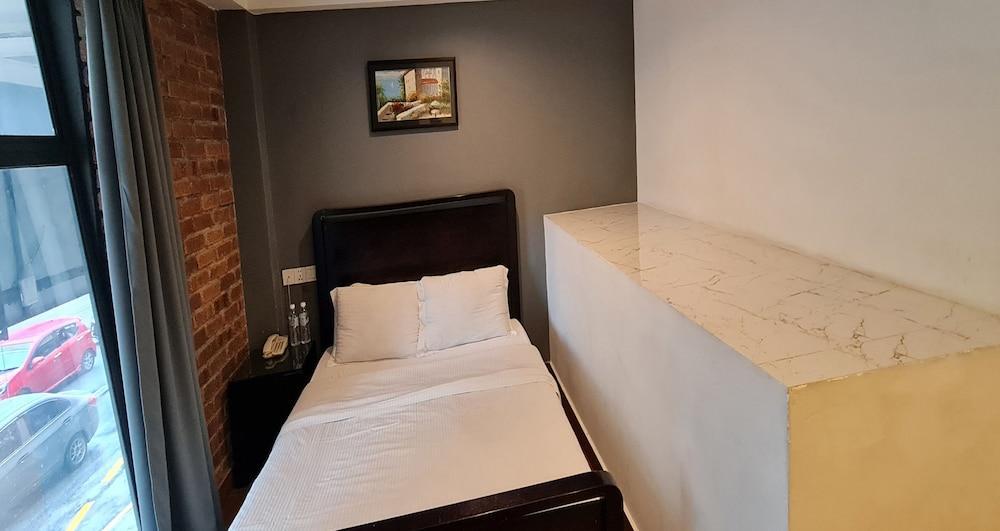 Hotel O Crossroads Hotel Room Type - Deluxe Double Room, 1 Queen Bed