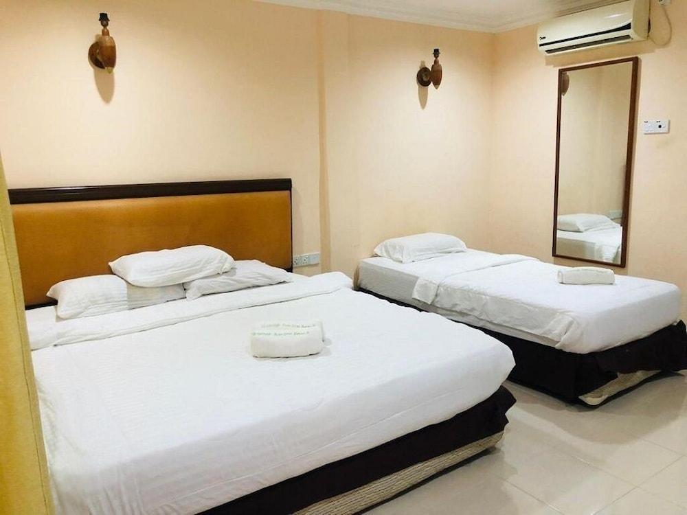 Penarak Bamboo Beach Motel Room Type - Triple Room