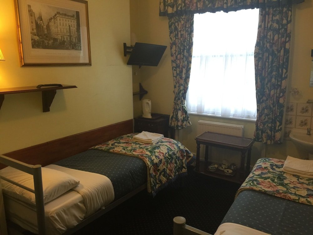 Albany Hotel Room Type - Twin Room, 2 Twin Beds, Shared Bathroom