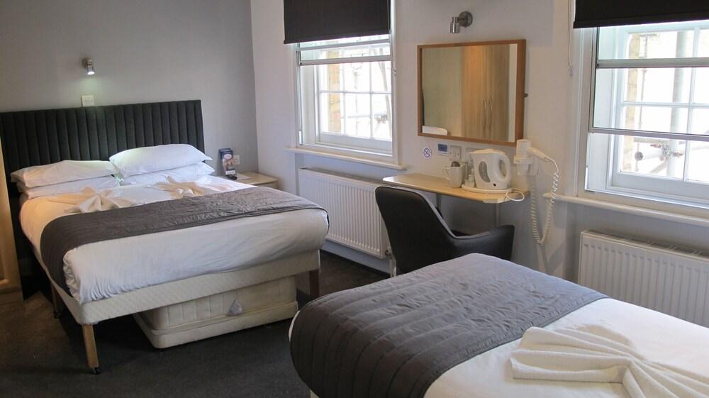 Alhambra Hotel Room Type - Standard Triple Room, Ensuite