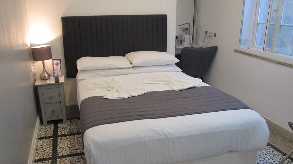 Alhambra Hotel Room Type - Basic Double Room, Shared Bathroom