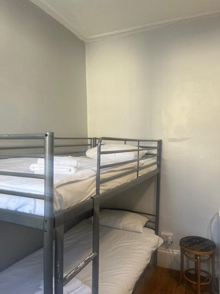 Atlas Studios Room Type - Basic Twin Room, Ensuite
