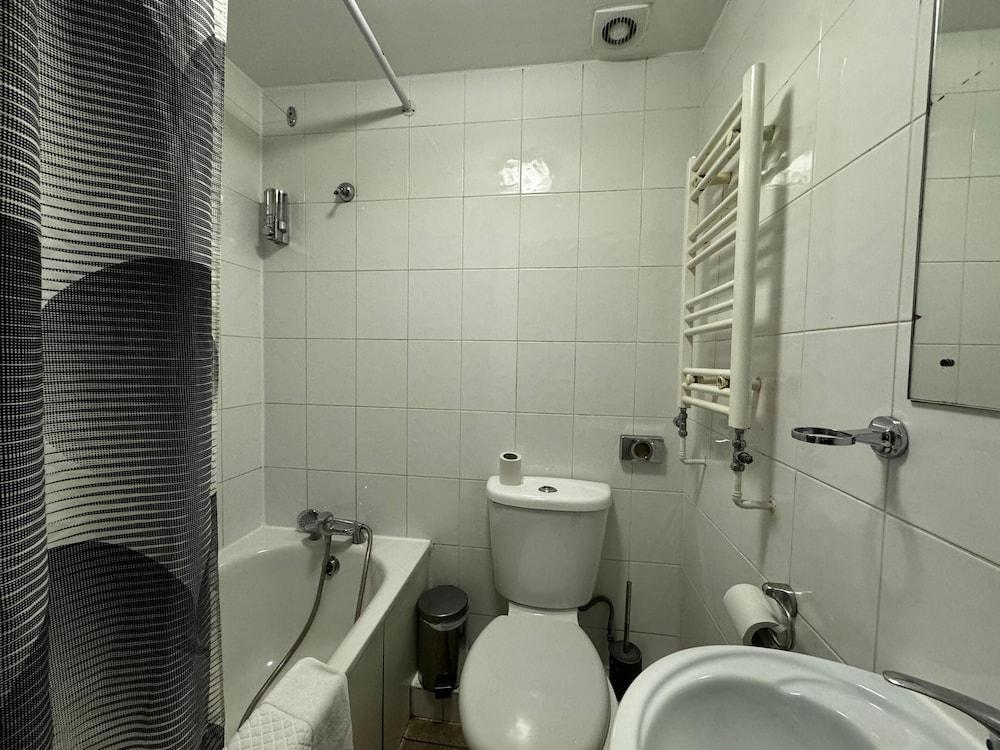Bridge Park Hotel Room Type - Triple Room, Ensuite