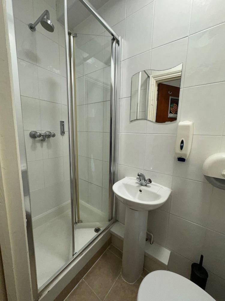 Bridge Park Hotel Room Type - Twin Room, Shared Bathroom