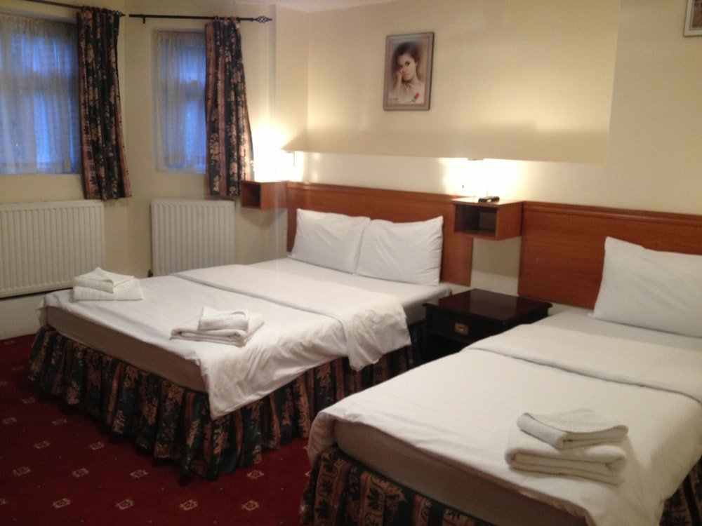 Bridge Park Hotel Room Type - Triple Ensuite Room, 3 Single Beds
