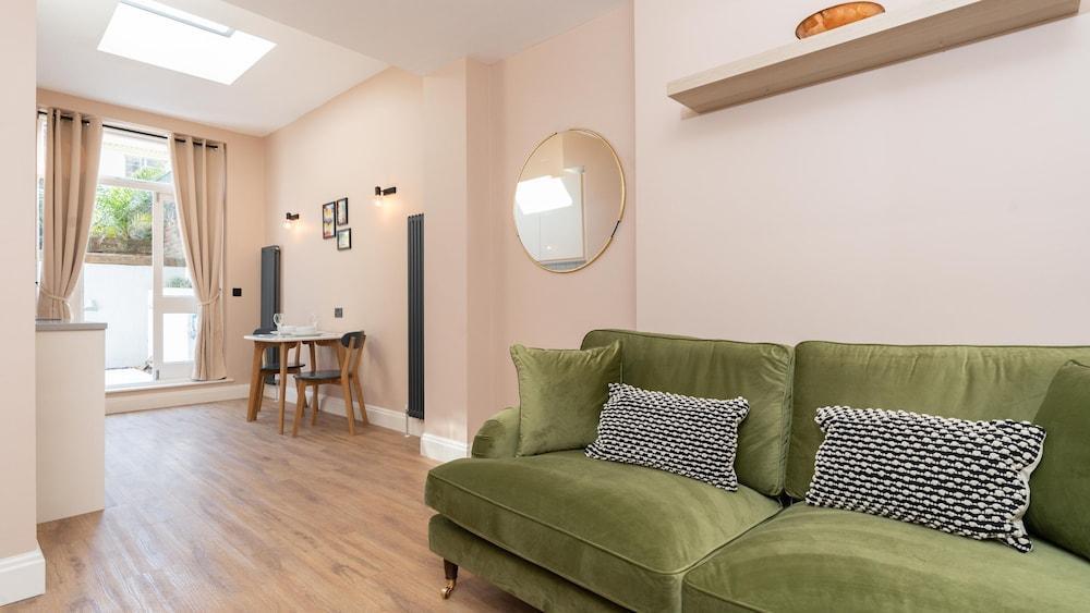 Lamington Apartments - London Hammersmith - Tap to explore photos