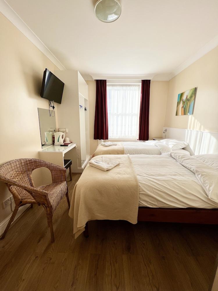 Melbourne House Room Type - Twin Room