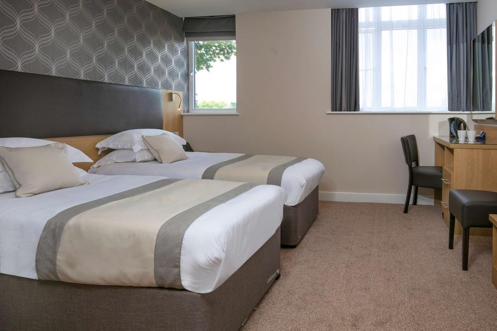 Best Western Northfields Ealing Hotel-Opposite Northfield Station -Piccadilly line Room Type - Superior Room, 2 Twin Beds, Non Smoking, Kitchenette