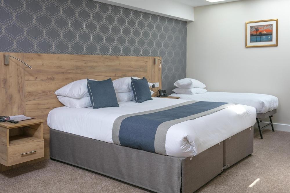Best Western Northfields Ealing Hotel-Opposite Northfield Station -Piccadilly line Room Type - Superior Room, 1 King Bed, Accessible, Kitchenette (Walk-in Shower)