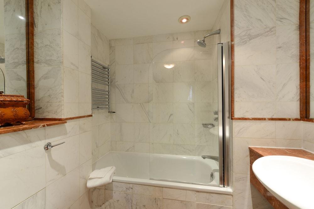 Twenty Nevern Square Hotel - Tap to explore photos