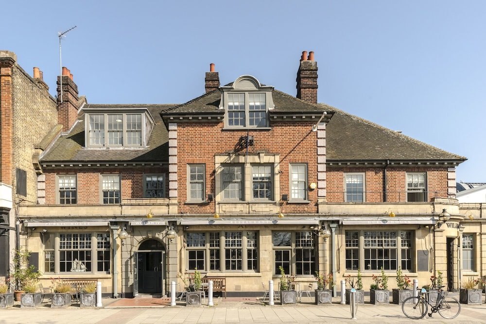 William IV Guest House - Tap to explore photos