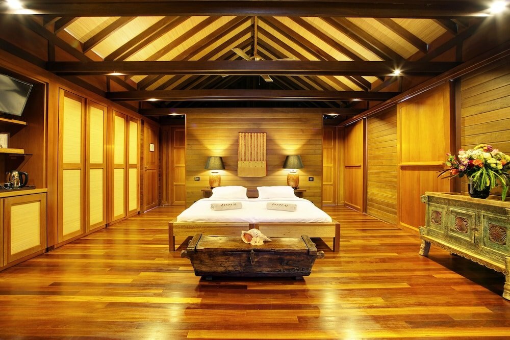 Gangehi Island Resort Room Type - Deluxe Villa, Overwater