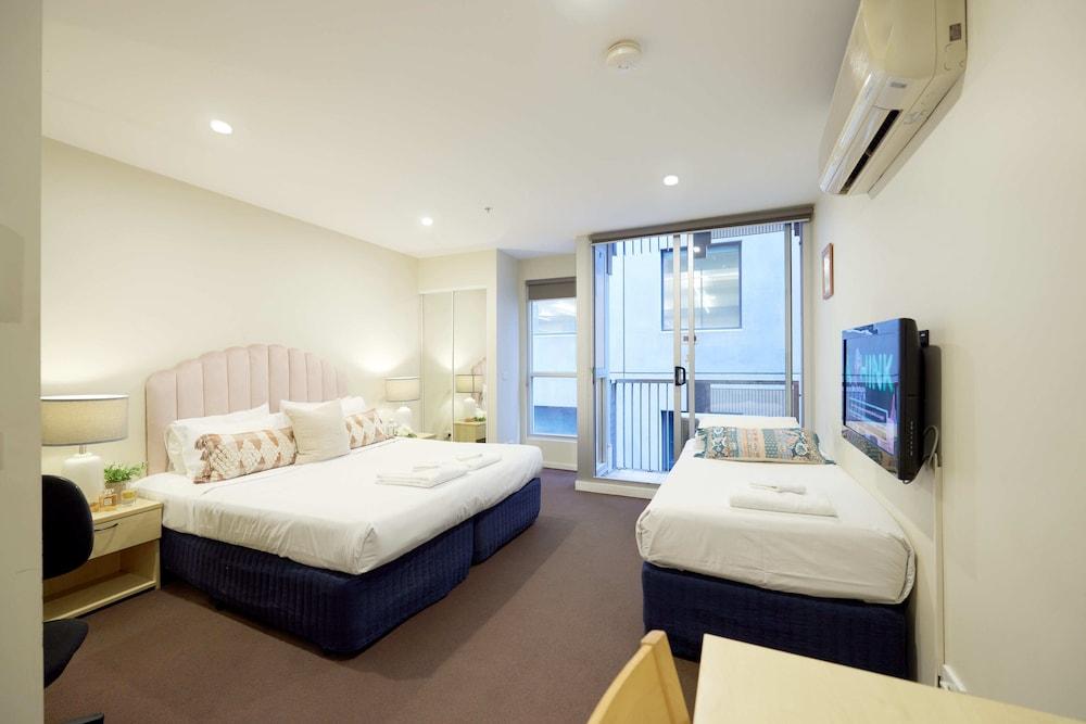 Arrow On Swanston Room Type - Deluxe King Apartment