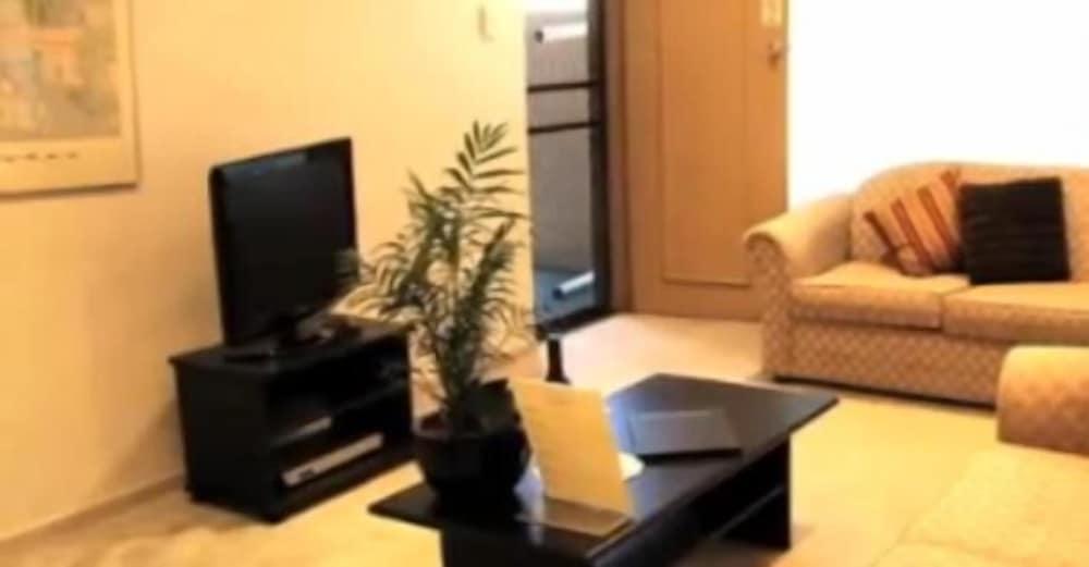 Clayton Monash Motor Inn & Serviced Apartments - Tap to explore photos