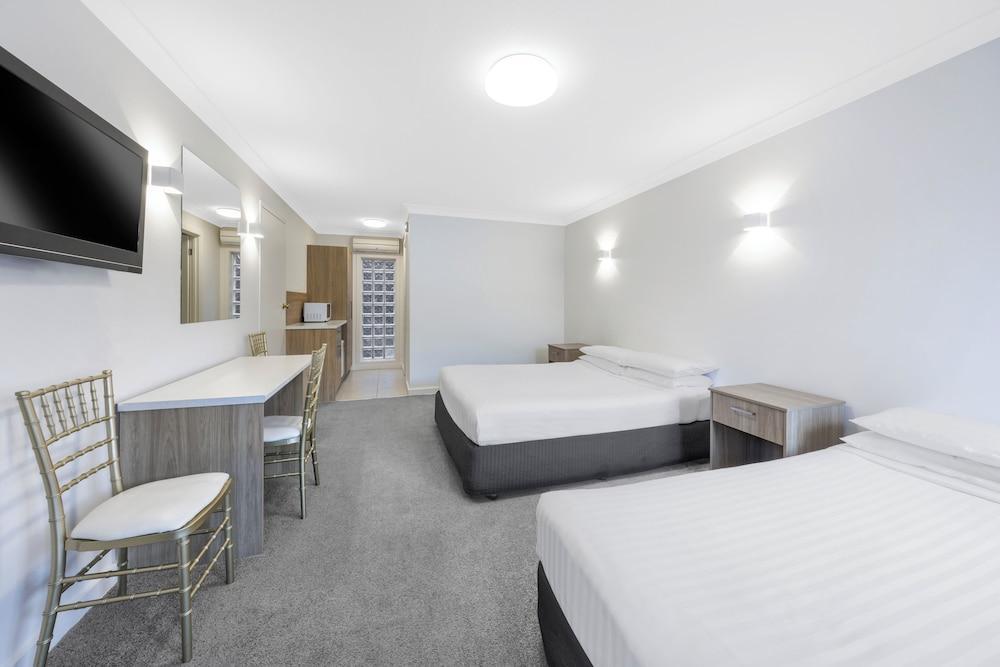 Elizabethan Lodge Room Type - Superior Twin Room 2 x Queen Beds