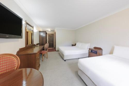 Elizabethan Lodge Room Type - Twin Room
