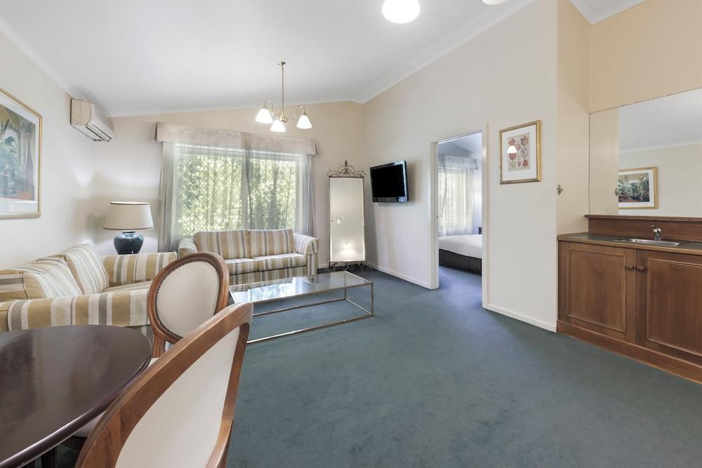 Elizabethan Lodge Room Type - Deluxe Queen Room (Deluxe Bridal Suite)