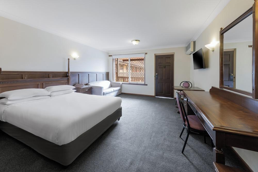 Elizabethan Lodge Room Type - Standard Suite