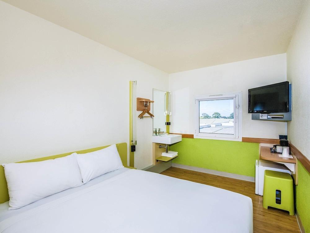 ibis Budget Fawkner Room Type - Standard Room with 1 Queen Bed ibis Budget Fawkner Room Type - Standard Room with 1 Queen Bed