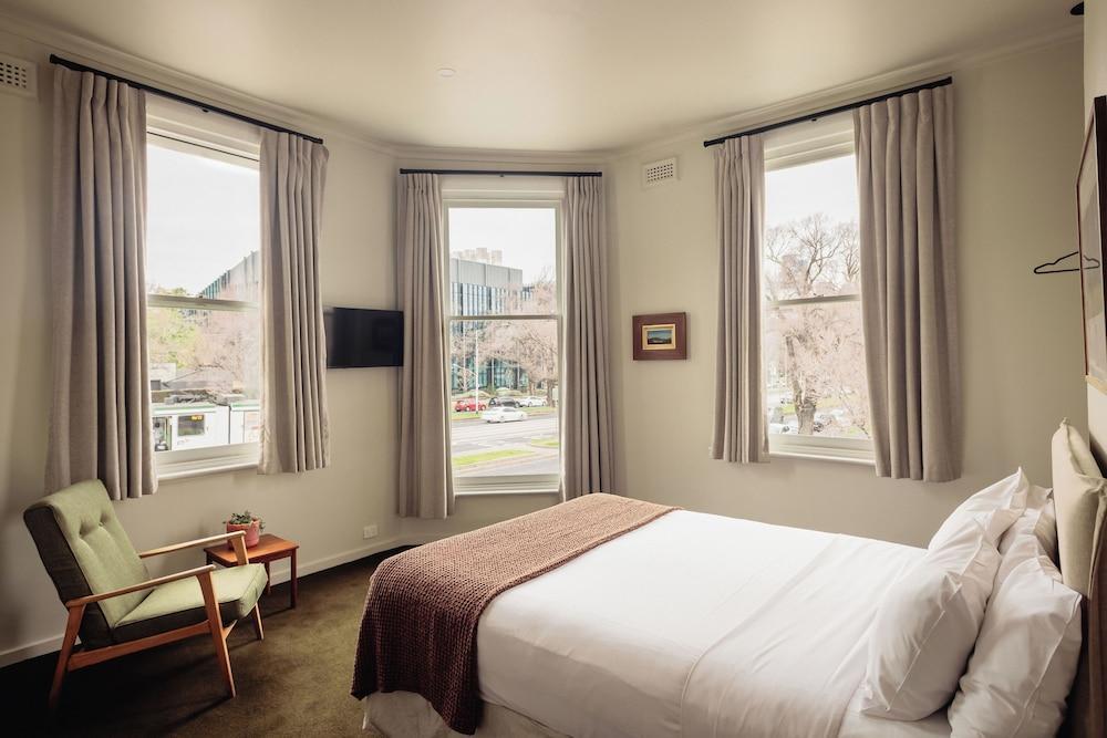 Naughtons Hotel Room Type - Standard Queen Room