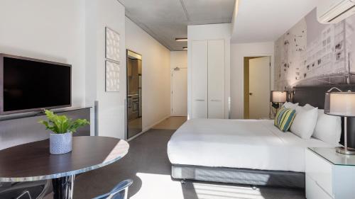 Oaks Melbourne on William Suites Room Type - Studio Apartment Balcony- No Housekeeping