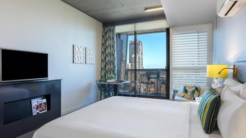 Oaks Melbourne on William Suites - Tap to explore photos