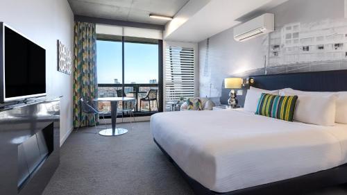 Oaks Melbourne on William Suites - Tap to explore photos