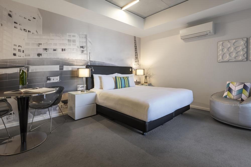 Oaks Melbourne on William Suites Room Type - Studio Apartment -View & Balcony Oaks Melbourne on William Suites Room Type - Studio Apartment -View & Balcony