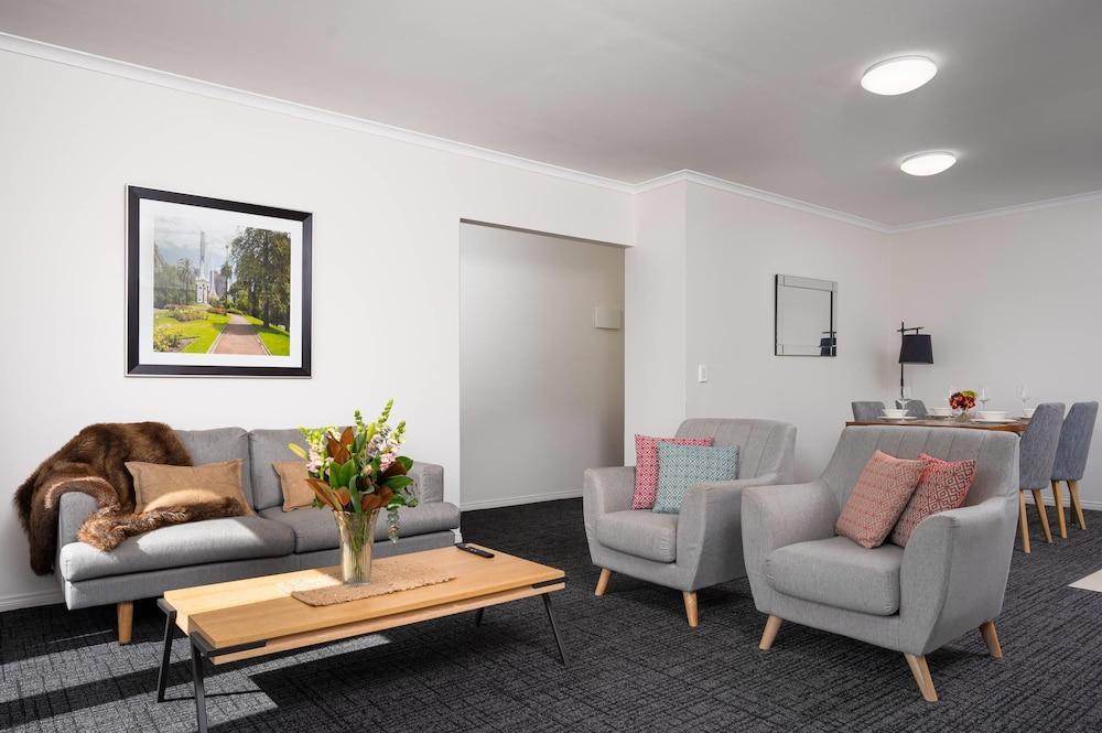 MainStay Suites Kew - Tap to explore photos