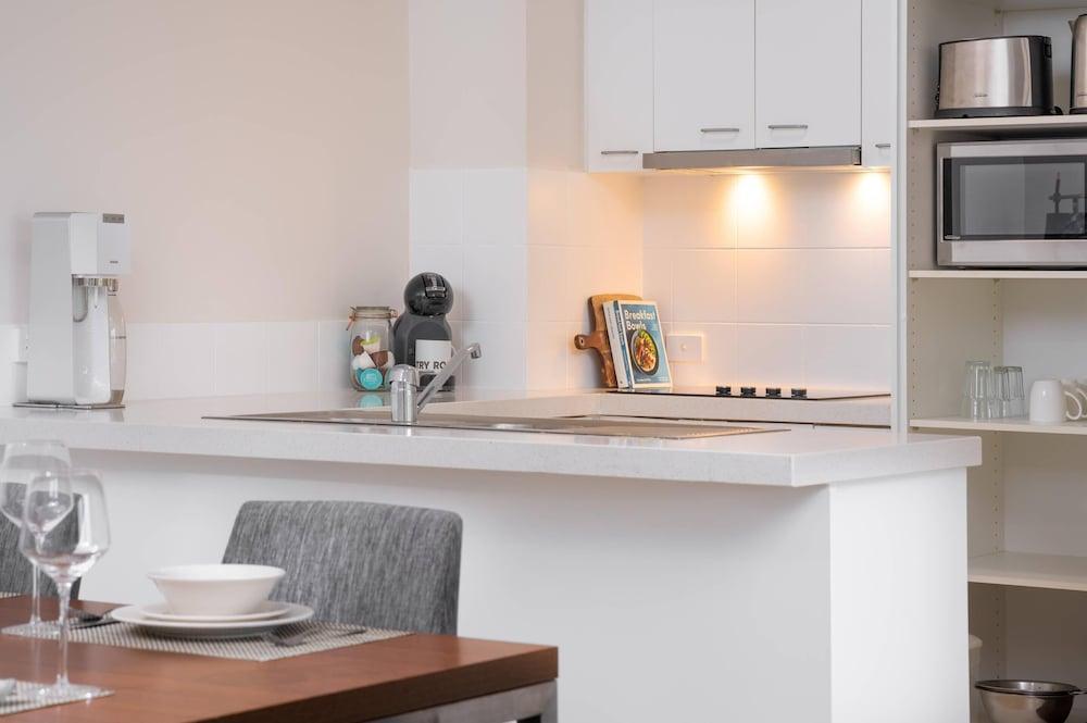 MainStay Suites Kew - Tap to explore photos