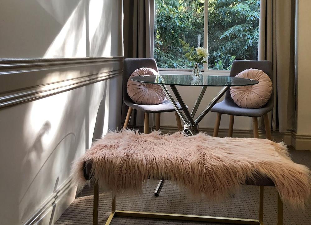 Beaumont Kew Room Type - Queen Suite