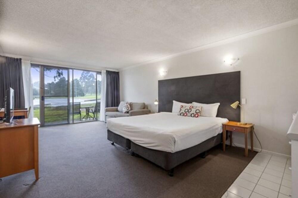 Knox International Hotel & Apartments Room Type - Standard Queen Room