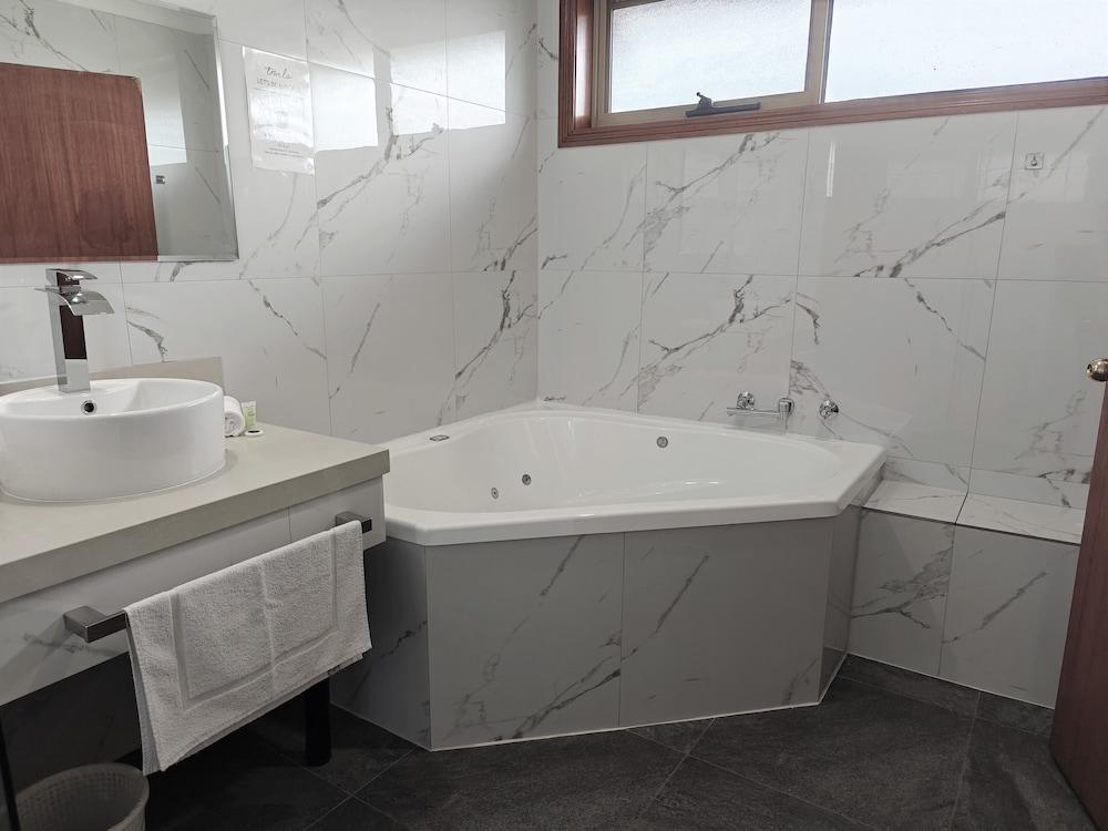 St Georges Motor Inn Room Type - Queen Spa Room